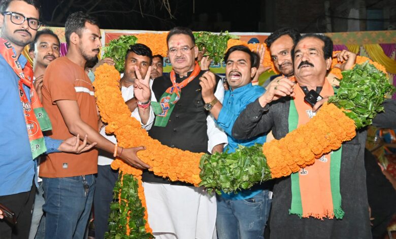 मंत्री गणेश जोशी ने दिल्ली में दिखाया दम, सुबह किया जनसंपर्क और शाम की ताबड़तोड़ जनसभाएं मंत्री गणेश जोशी ने दिल्ली में दिखाया दम, सुबह किया जनसंपर्क और शाम की ताबड़तोड़ जनसभाएं