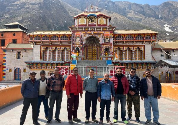 श्री बदरीनाथ धाम पहुंचा मंदिर समिति का 30 सदस्यीय अग्रिम दल