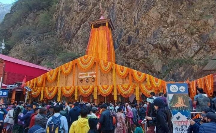 अक्षय तृतीया पर विधि-विधान के साथ खुले यमुनोत्री धाम के कपाट, श्रद्धालुओं की उमड़ी भीड़