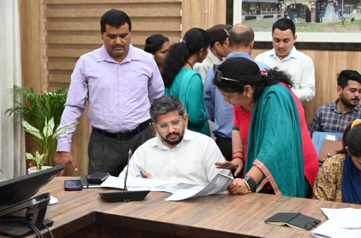 सर्वोच्च प्राथमिकता से जन शिकायतों का करें समयबद्ध निस्तारणः सीडीओ