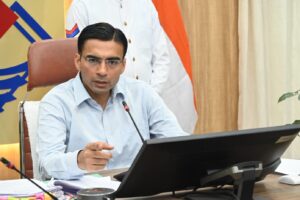 डीएम की दो टूकः युद्धस्तर करना ही है पेयजल समस्या का निस्तारण यह जान लें अधिकारीः