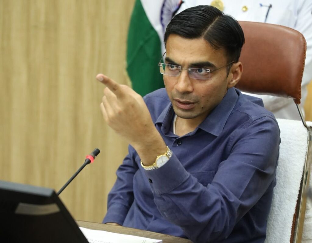 डीएम हुए सख्त; लार्वी साइडल टैंकर की संख्या हुई चौगुनी