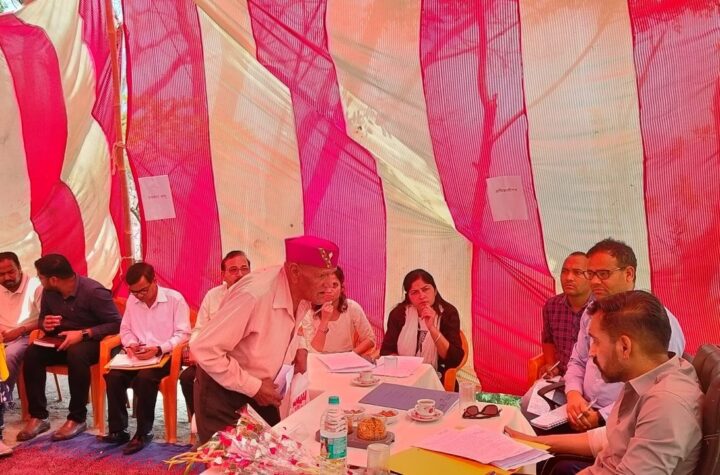 शिविर में दर्ज शिकायतों का तत्काल निस्तारण करें अधिकारी- डीएम