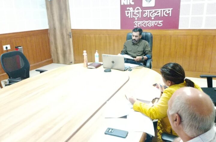 जिलाधिकारी ने की लोनिवि व पीएमजीएसवाई सड़क निर्माण से प्रभावित भूमिधरों के मुआवजा मामलों की समीक्षा