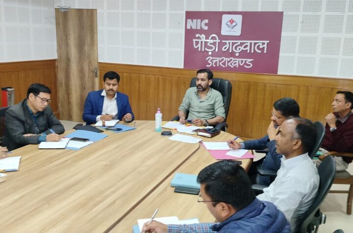 अधिकारियों की छुट्टी पर रोक, बिना अनुमति मुख्यालय छोड़ा तो होगी कार्रवाई- डीएम