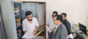 जिलाधिकारी ने किया शस्त्र पटल का निरीक्षण, पंजिकाओं को व्यवस्थित रखने के दिये निर्देश