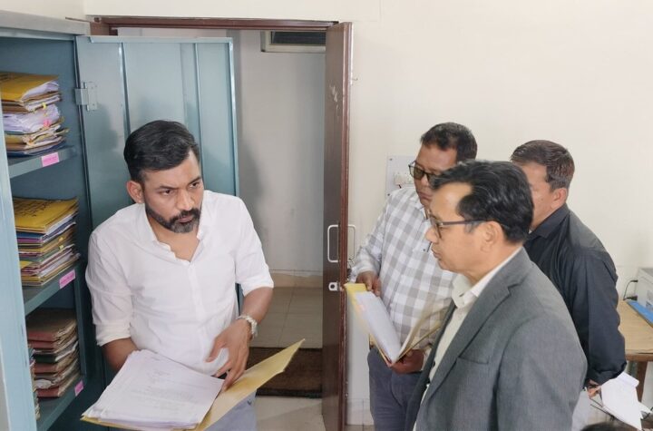 जिलाधिकारी ने किया शस्त्र पटल का निरीक्षण, पंजिकाओं को व्यवस्थित रखने के दिये निर्देश