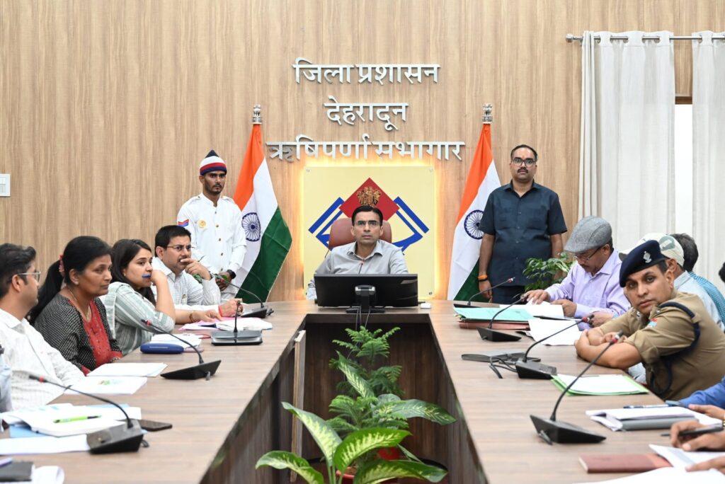 मानव सुरक्षा सर्वाेपरि, सड़क पर खुला गढ्ढा, फैला मलबा, खुली तारें मिली तो होगा मुकदमाः बैन होगी कार्यदायी संस्थाः डीएम