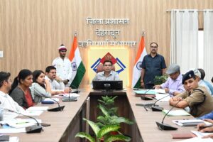 मानव सुरक्षा सर्वाेपरि, सड़क पर खुला गढ्ढा, फैला मलबा, खुली तारें मिली तो होगा मुकदमाः बैन होगी कार्यदायी संस्थाः डीएम