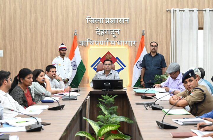मानव सुरक्षा सर्वाेपरि, सड़क पर खुला गढ्ढा, फैला मलबा, खुली तारें मिली तो होगा मुकदमाः बैन होगी कार्यदायी संस्थाः डीएम