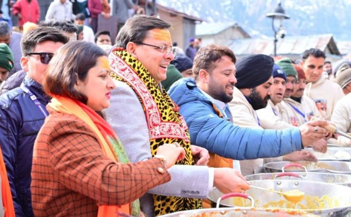 सीएम ने केदारनाथ में श्रद्धालुओं को वितरित किया प्रसाद