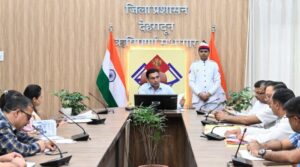 मलिन बस्तियों के पुनर्वास को लेकर जिलाधिकारी ने दिए सख्त निर्देश