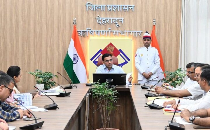 मलिन बस्तियों के पुनर्वास को लेकर जिलाधिकारी ने दिए सख्त निर्देश