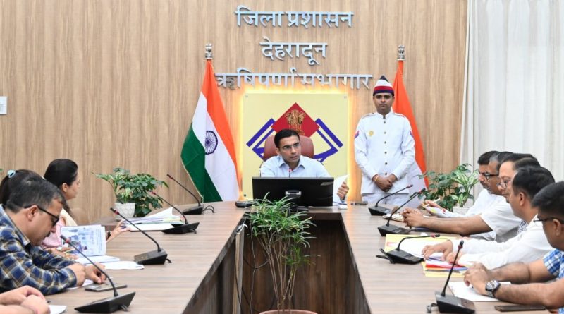 मलिन बस्तियों के पुनर्वास को लेकर जिलाधिकारी ने दिए सख्त निर्देश