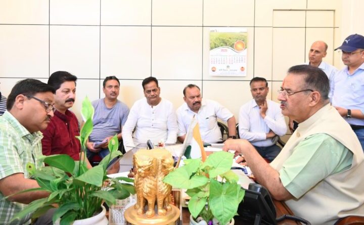 कैबिनेट मंत्री गणेश जोशी ने सिंचाई विभाग के अधिकारियों के साथ की बैठक 