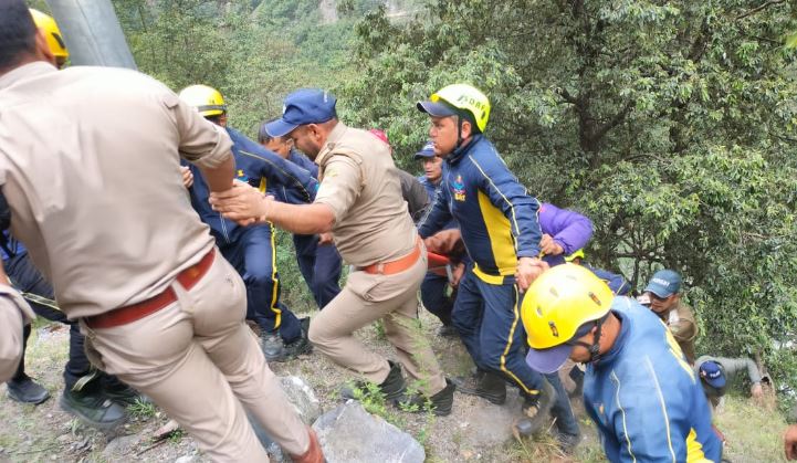 उत्तरकाशी में हेलीकॉप्टर दुर्घटनाग्रस्त, छह लोगों की मौत, एक घायल