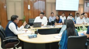 मुख्य सचिव आनंद बर्द्धन ने स्वास्थ्य विभाग की समीक्षा बैठक में जिला अस्पतालों को सशक्त बनाने के दिए निर्देश