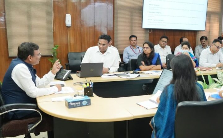 मुख्य सचिव आनंद बर्द्धन ने स्वास्थ्य विभाग की समीक्षा बैठक में जिला अस्पतालों को सशक्त बनाने के दिए निर्देश