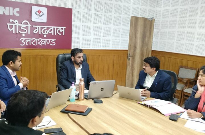 जल स्रोतों की सफाई और पौधरोपण पर जोर, डीएम ने दिए निर्देश