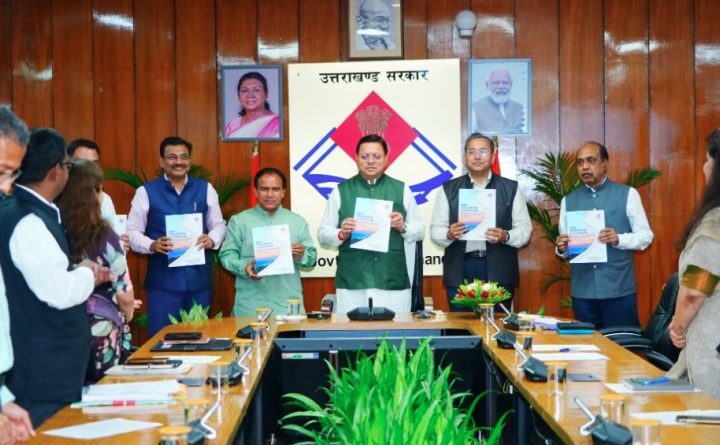 सेतु आयोग ने मुख्यमंत्री धामी को सौंपी सशक्तिकरण रिपोर्ट