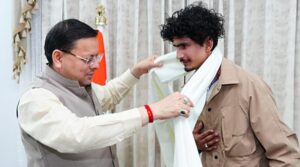 एवरेस्ट विजेता रोहित भट्ट को सीएम धामी ने किया सम्मानित