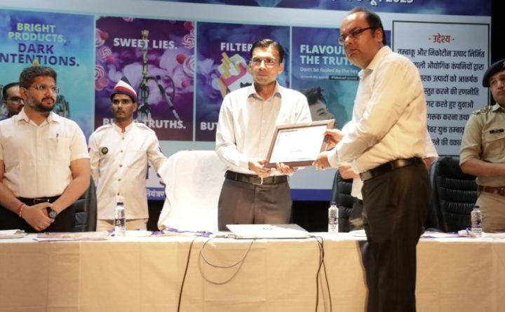 फ्रंटलाइन वर्कर्स और आशा कार्यकर्ताओं को जिलाधिकारी ने किया सम्मानित