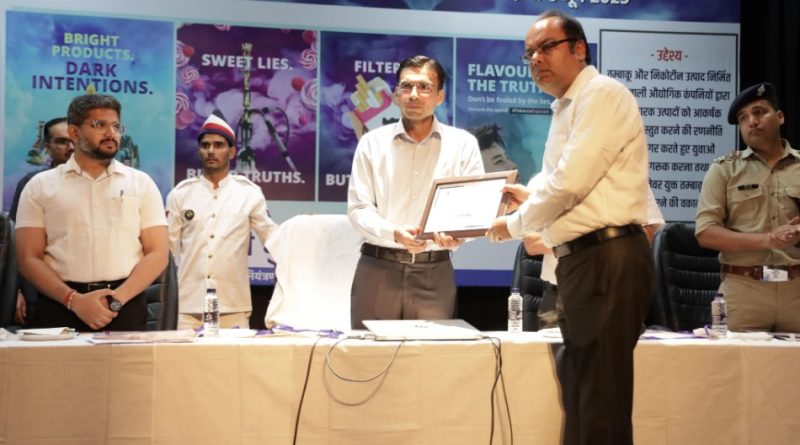 फ्रंटलाइन वर्कर्स और आशा कार्यकर्ताओं को जिलाधिकारी ने किया सम्मानित