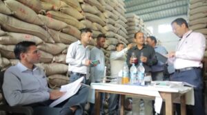 जौनसार-बावर में राशन संकट पर डीएम सख्त, विक्रेताओं को चेताया